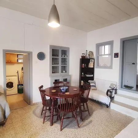 παραδοσιακό σπίτι με 2 υπνοδωμάτια και θέα Apartament Simi